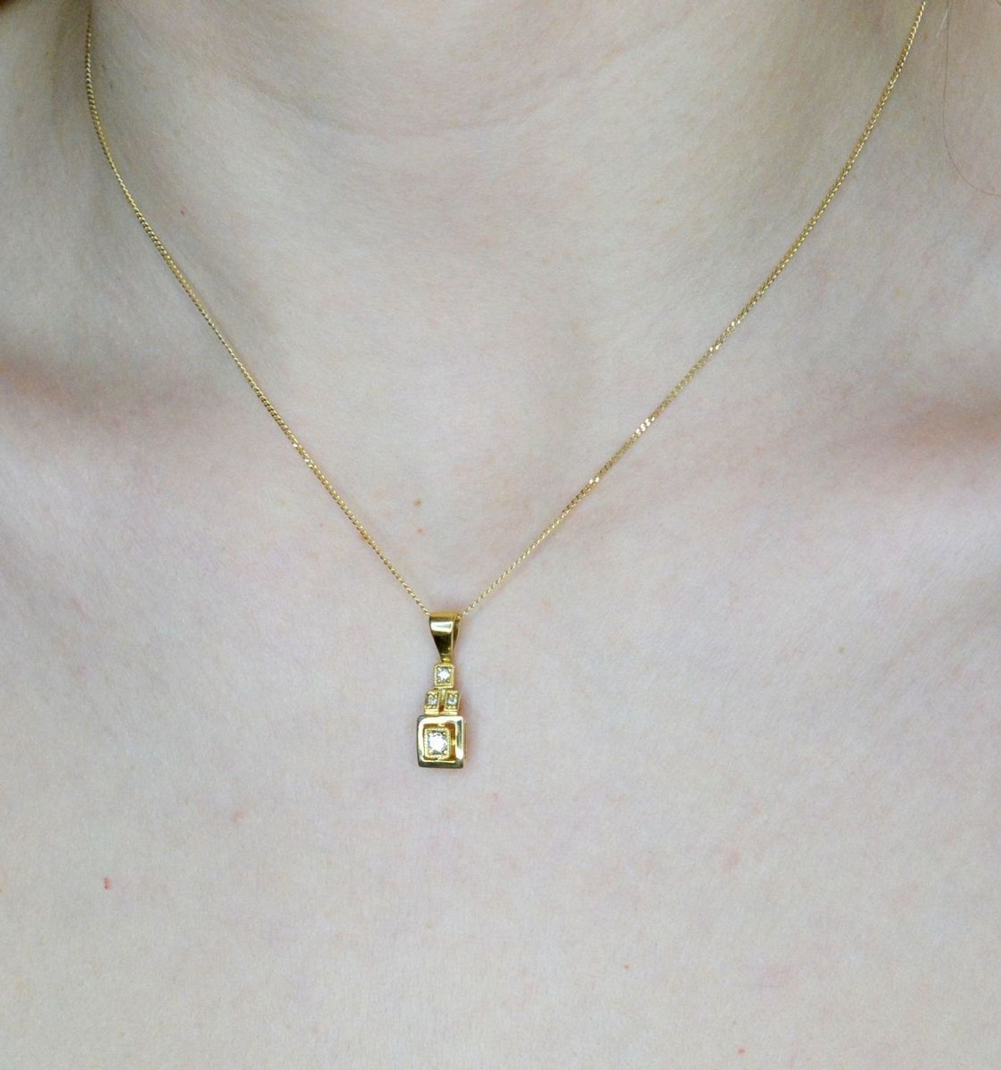 Złota zawieszka damska 585 Diamentowe kwadraciki P1SI 0,08ct4  wz 120w cert 12150 Biżuteria z kamieniami szlachetnymi, które swoim blaskiem zachwycą każdą kobietę. Biżuteria wyrażająca więcej niż słowa wykonana z 14 karatowego.jpg